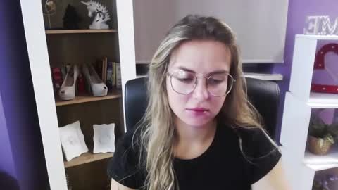 Z O E Y online show from September 30, 2025, 4:39 am