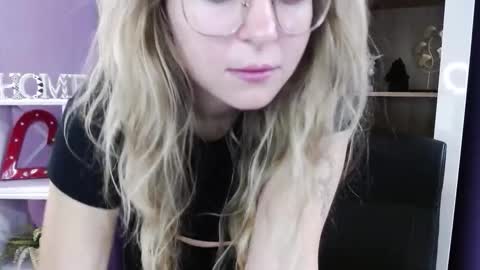 Z O E Y online show from October 23, 2025, 5:07 am