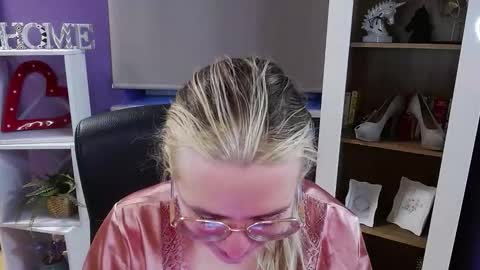 Z O E Y online show from February 3, 2026, 6:22 am