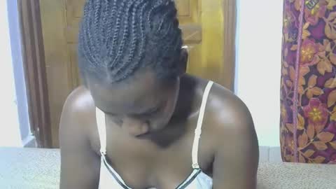 Snapshot of blahkbeauty chatting on October 8, 2025, 12:25 pm VIVIAN online show from October 8, 2025, 12:25 pm