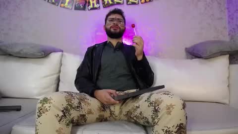 Snapshot of blake_gray_ chatting on October 31, 2025, 8:10 pm Blake online show from October 31, 2025, 8:10 pm