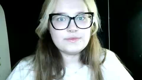 blesskitty_ online show from September 16, 2025, 1:12 pm