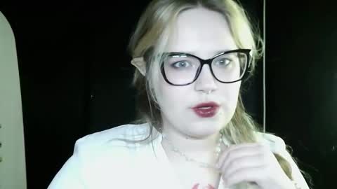 blesskitty_ online show from September 18, 2025, 1:35 pm