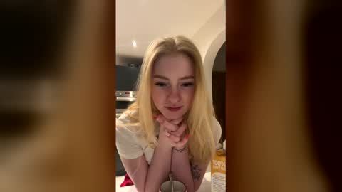 bleurosexx online show from April 23, 2026, 8:22 pm