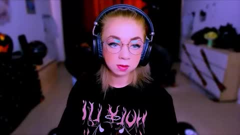 Nicole online show from October 18, 2025, 8:48 am