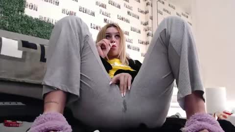 blonddaiana23 online show from January 18, 2025, 11:44 pm