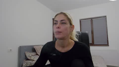 Snapshot of blonde4pasion chatting on December 4, 2024, 5:27 am blonde4pasion online show from December 4, 2024, 5:27 am