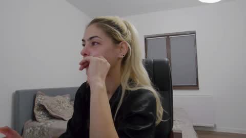 Snapshot of blonde4pasion chatting on December 6, 2024, 5:42 am blonde4pasion online show from December 6, 2024, 5:42 am