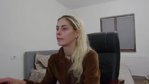 Snapshot of blonde4pasion chatting on December 6, 2024, 7:45 pm blonde4pasion online show from December 6, 2024, 7:45 pm