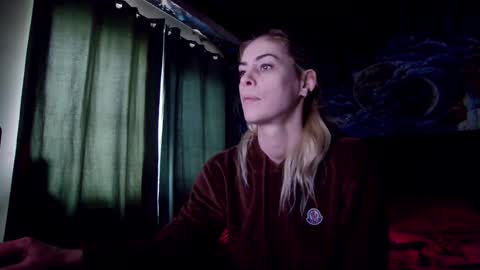 Snapshot of blonde4pasion chatting on March 3, 2025, 9:33 am blonde4pasion online show from March 3, 2025, 9:33 am