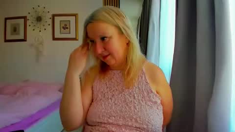 Snapshot of blonde_angel20 chatting on March 8, 2026, 5:22 am Nicole online show from March 8, 2026, 5:22 am