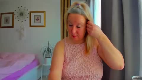 Snapshot of blonde_angel20 chatting on March 9, 2026, 5:33 am Nicole online show from March 9, 2026, 5:33 am