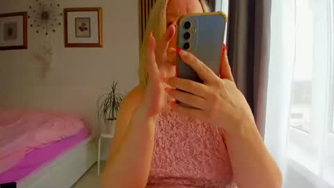 Snapshot of blonde_angel20 chatting on March 12, 2026, 5:57 am Nicole online show from March 12, 2026, 5:57 am