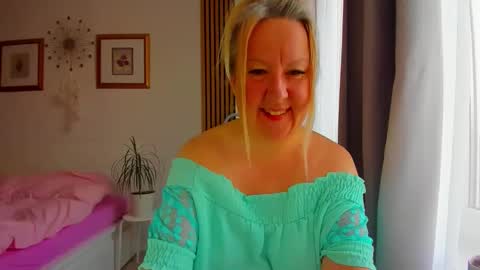 Snapshot of blonde_angel20 chatting on March 17, 2026, 4:50 am Nicole online show from March 17, 2026, 4:50 am