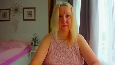 Snapshot of blonde_angel20 chatting on March 18, 2026, 5:21 am Nicole online show from March 18, 2026, 5:21 am