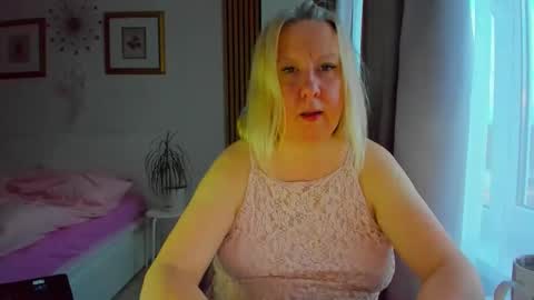 Snapshot of blonde_angel20 chatting on March 23, 2026, 4:44 pm Nicole online show from March 23, 2026, 4:44 pm