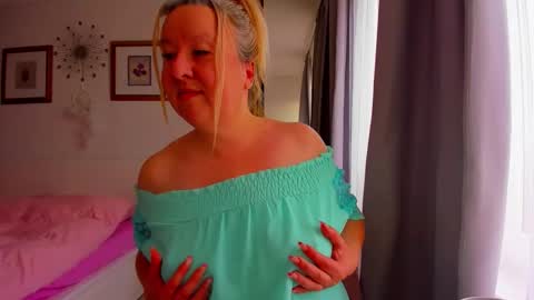 Snapshot of blonde_angel20 chatting on March 29, 2026, 6:13 am Nicole online show from March 29, 2026, 6:13 am