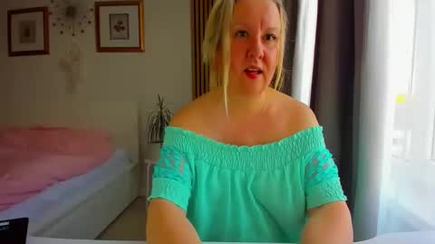Snapshot of blonde_angel20 chatting on April 1, 2026, 4:37 pm Nicole online show from April 1, 2026, 4:37 pm
