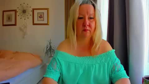 Snapshot of blonde_angel20 chatting on April 6, 2026, 4:46 am Nicole online show from April 6, 2026, 4:46 am