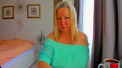 Snapshot of blonde_angel20 chatting on April 9, 2026, 7:14 am Nicole online show from April 9, 2026, 7:14 am