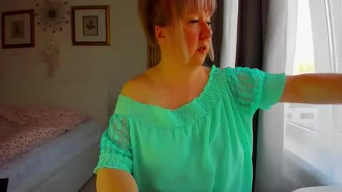 Snapshot of blonde_angel20 chatting on April 14, 2026, 3:23 am Nicole online show from April 14, 2026, 3:23 am