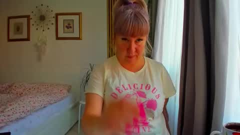 Snapshot of blonde_angel20 chatting on April 15, 2026, 3:46 am Nicole online show from April 15, 2026, 3:46 am