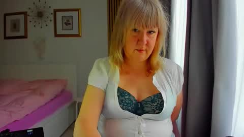 Snapshot of blonde_angel20 chatting on May 1, 2026, 3:22 am Nicole online show from May 1, 2026, 3:22 am