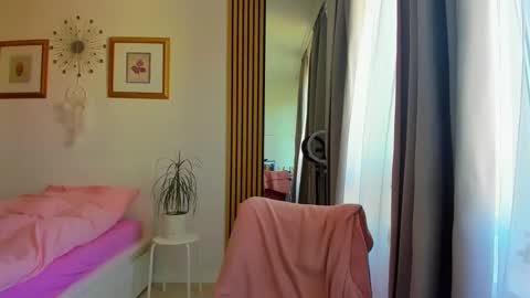 Snapshot of blonde_angel20 chatting on May 29, 2026, 4:32 am Nicole online show from May 29, 2026, 4:32 am