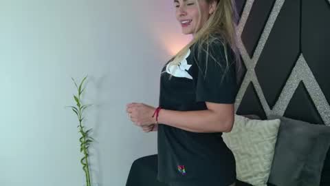 Snapshot of blonde_cat1515 chatting on June 14, 2026, 12:19 am alejandra online show from June 14, 2026, 12:19 am