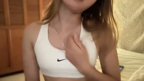 Snapshot of blonde_petite chatting on July 5, 2026, 4:30 am Alice online show from July 5, 2026, 4:30 am