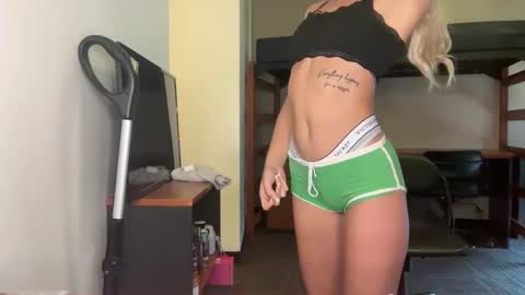 Blondebunnyx online show from September 8, 2025, 4:17 pm