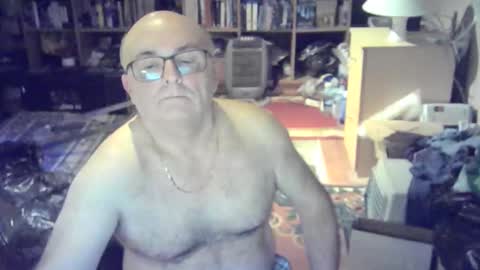 Snapshot of bluebox65 chatting on December 4, 2025, 6:49 pm bluebox65 online show from December 4, 2025, 6:49 pm