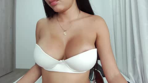 bluediamond_ online show from February 26, 2025, 9:21 am