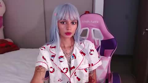 Snapshot of bluee_v chatting on May 22, 2026, 3:02 am Im Abril .. Nice to meet you thumb up me please its important INDEPENDENT MODEL online show from May 22, 2026, 3:02 am