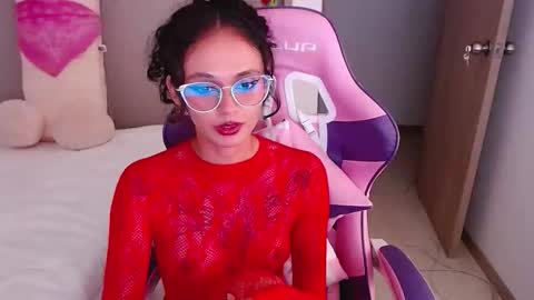 Snapshot of bluee_v chatting on June 10, 2026, 1:39 am Im Abril .. Nice to meet you thumb up me please its important INDEPENDENT MODEL online show from June 10, 2026, 1:39 am