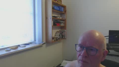 blueeyesn8 online show from February 28, 2025, 9:04 am