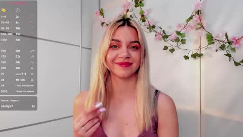Chloe online show from September 18, 2025, 4:42 pm