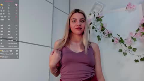 Chloe online show from September 19, 2025, 3:56 pm