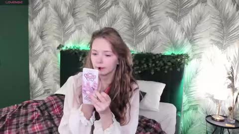 Snapshot of boldbutterfly chatting on November 4, 2025, 3:05 am Kira online show from November 4, 2025, 3:05 am