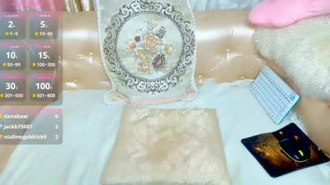 Snapshot of bom_mia_bom chatting on October 21, 2025, 12:44 am Mia online show from October 21, 2025, 12:44 am