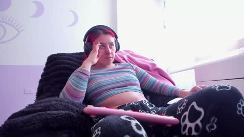 Bonnie Help me reach 500 likes online show from October 6, 2025, 5:43 pm