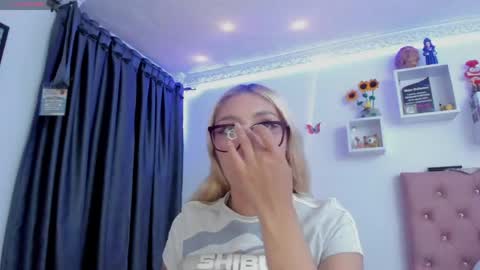 Soffy Brooks Independent model online show from May 31, 2026, 6:42 am