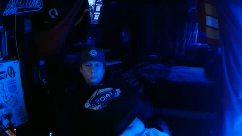 Snapshot of bowerboi1217 chatting on November 19, 2025, 6:02 am Bowerboi1217 online show from November 19, 2025, 6:02 am