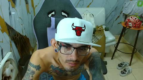 boy_tatto77 online show from April 1, 2026, 1:41 pm
