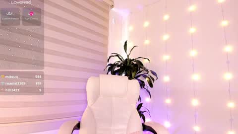 Alejandra online show from December 20, 2024, 5:29 pm