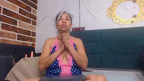 BRENDA VELASQUEZ online show from November 30, 2025, 1:37 pm