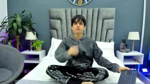 Bruce Hans online show from September 30, 2025, 11:48 am