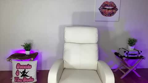 Snapshot of bunnieandthedude chatting on October 28, 2025, 6:28 am BUNNIE and THE DUDE TheLebowskis online show from October 28, 2025, 6:28 am