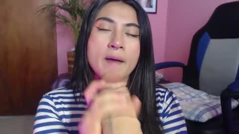 bunnyEmilyR0s33 online show from December 5, 2025, 4:14 pm