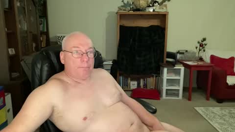 bustyballs100 online show from December 18, 2025, 4:57 pm